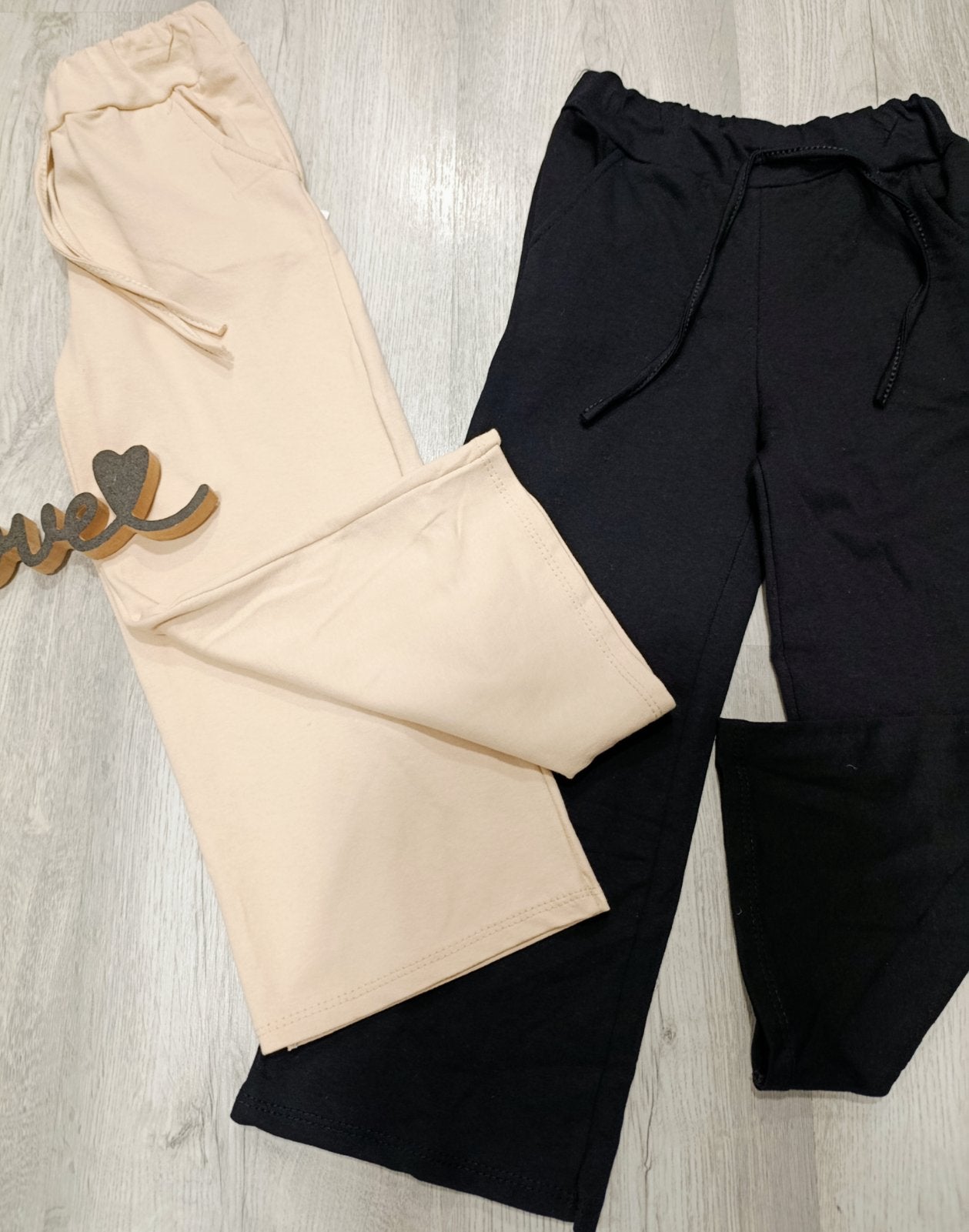 Dekliške hlače - bež in črne